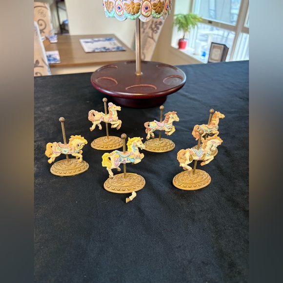 🔥🔥🔥Scarborough Fair Porcelain Carousel With 6 Gold Gilded Horse Figurines - Picture 7 of 13